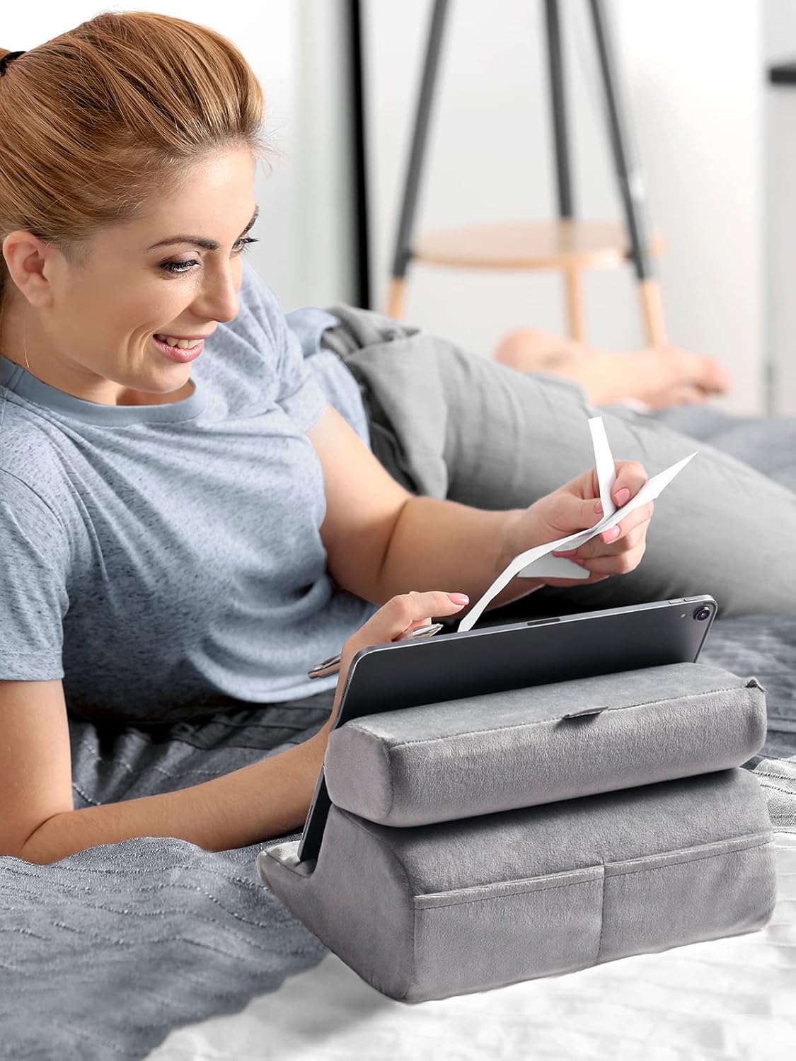 UGREEN Rubber Foldable Tablet Stand Phone Pillow (Grey) /60646